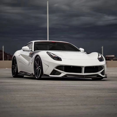 Voor Ferrari F12 Carbon Fiber Body Kit F12 Upgrades de SVR-stijl voor- en achterbumper spoilers met kap fenders