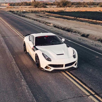 Voor Ferrari F12 Carbon Fiber Body Kit F12 Upgrades de SVR-stijl voor- en achterbumper spoilers met kap fenders