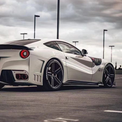 Voor Ferrari F12 Carbon Fiber Body Kit F12 Upgrades de SVR-stijl voor- en achterbumper spoilers met kap fenders
